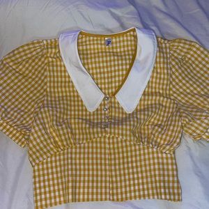 This beautiful gingham blouse is perfect for those warm months .